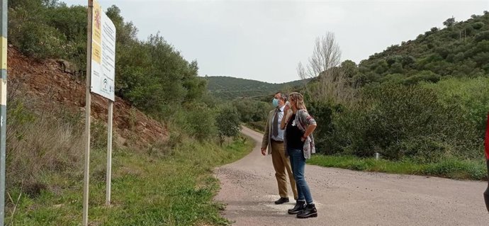 El delegado de Regeneración, Justicia y Administración Local en Huelva, Alfredo Martín, en su visita a Cala.