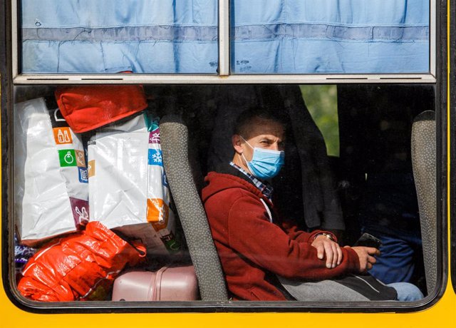 Archivo - 20 May 2020, Ukraine, Chop: A passenger wearing a face mask sits on a bus at the Tysa international automobile checkpoint on the Ukraine-Hungary border during the coronavirus quarantine. Photo: -/Ukrinform/dpa