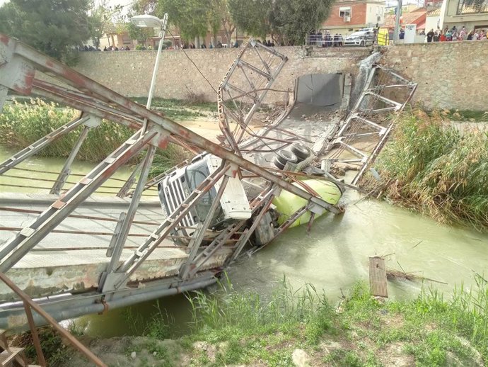 Imágenes del camión accidentado al ceder el puente en Beniel facilitadas por personal sanitario UME de la Gerencia de Urgencias y Emergencias Sanitarias 061