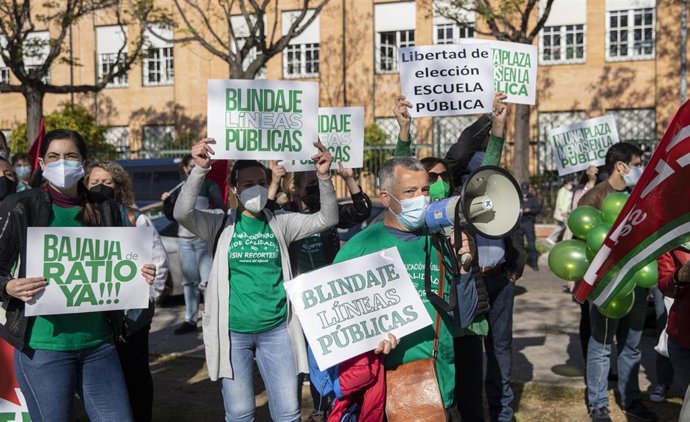 Concentración de las AMPA de colegios públicos contra la supresión de unidades de Educación Infantil de tres años ante la Delegación Territorial de Educación 