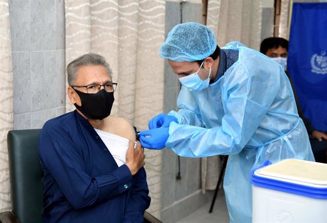 El presidente de Pakistán, Arif Alvi, recibe la vacuna contra la COVID-19.