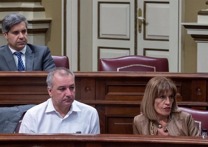 Archivo - Luis Campos y Esther Gonzalez, diputados de Nueva Canarias