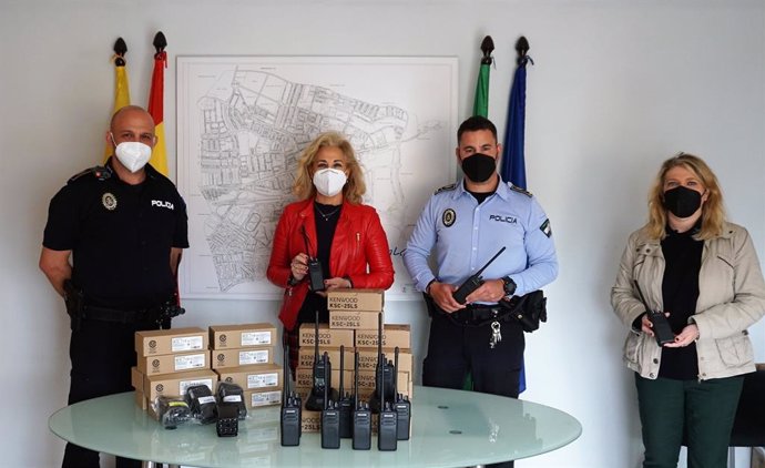 La alcaldesa visita la Jefatura de la Policía Local de Castilleja de la Cuesta