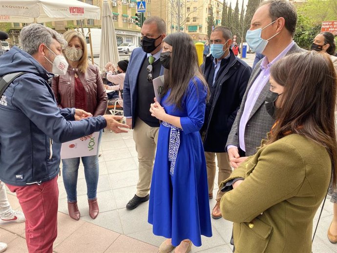 La diputada de Vox por Granada, Macarena Olona, en una visita al barrio de la Chana