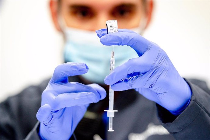 Archivo - Un profesional sanitario prepara una vacuna contra la COVID-19 en la ciudad de Pomona, en California, Estados Unidos. 