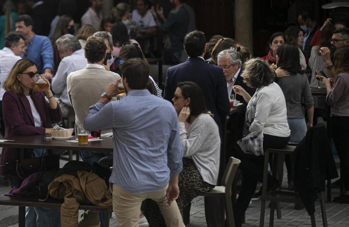 Personas en la terraza de un bar en Sevilla (Andalucía, España), a 12 de marzo de 2021.