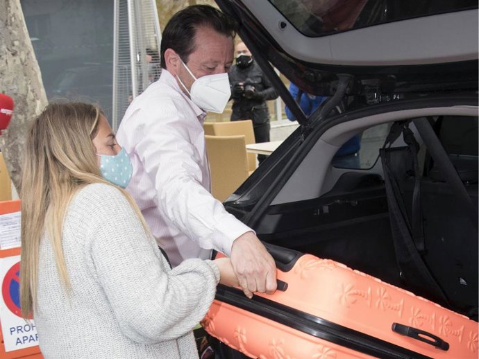 Rocío Flores sale del bufete de abogados en el que permanece reunida Olga Moreno