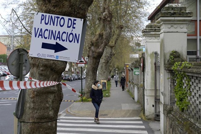 Indicaciones para el punto de vacunación en el Hospital Marítimo de Oza, en A Coruña, Galicia (España), a 24 de marzo de 2021. Galicia reanuda hoy, al igual que el resto de las comunidades españolas, la vacunación con AstraZeneca, y lo hará "donde se paró