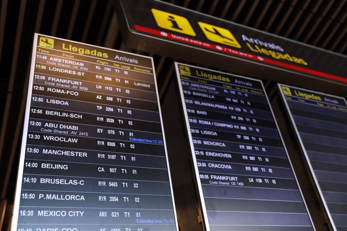 Archivo - Un cartel de 'Llegadas' de la Terminal 1 del Aeropuerto de Madrid-Barajas Adolfo Suárez, en Madrid (España) a 4 de julio de 2020. España abre este sábado sus fronteras a 12 países de fuera de la UE con China, Marruecos y Argelia sujetas a reci