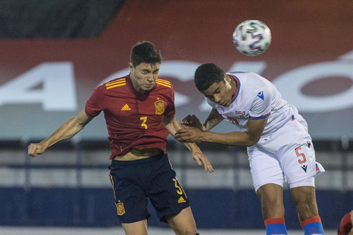 Archivo - Jorge Cuenca of Spain U21 and Samuel Johansen Chukwudi of Faroes Islands U21 during the UEFA Euro Under 21 Qualifier match between Spain U21 and Faroes Island U21 at Estadio Municipal de Marbella on November 12, 2020 in Malaga, Spain.