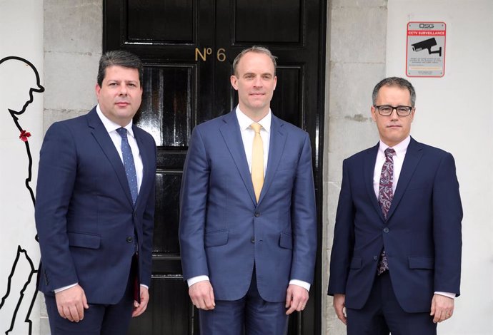 El ministro de Asuntos Exteriores de Reino Unido, Dominic Raab, y el ministro principal de Gibraltar, Fabián Picardo