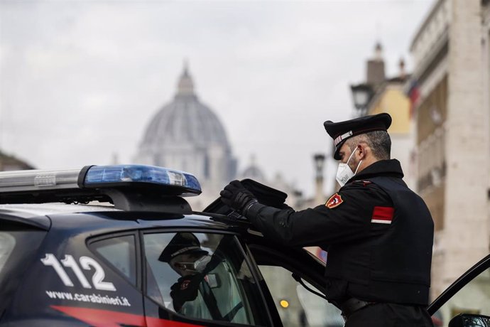 Archivo - Un agente de Carabinieri en Roma.
