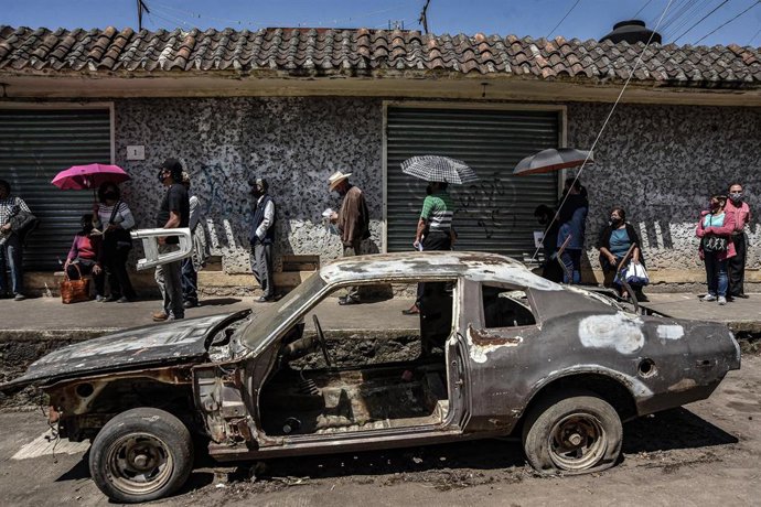 Ciudadanos esperan su turno para recibir la vacuna contra la COVID-19 en Xalapa, México.