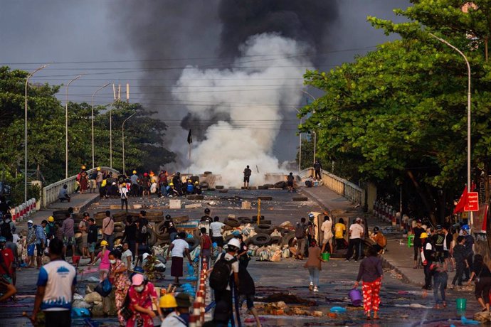 Enfrentamiento entre manifestantes y fuerzas de la junta militar en una jornada de protestas en Rangún, Birmania.