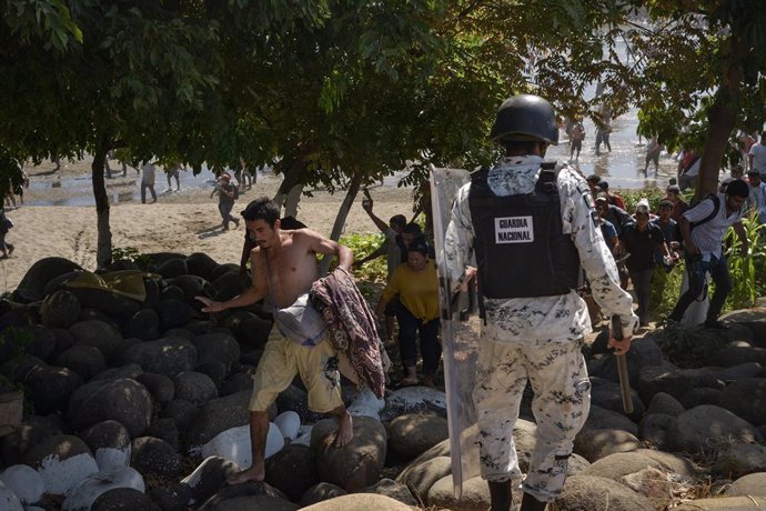 Archivo - 20 January 2020, Mexico, Chiapas: Members of the Mexican National Guard try to block migrants, as the Central American migrants caravan arrives at the border between Mexico and Guatemala on its way to the US. Photo: Especial/NOTIMEX/dpa