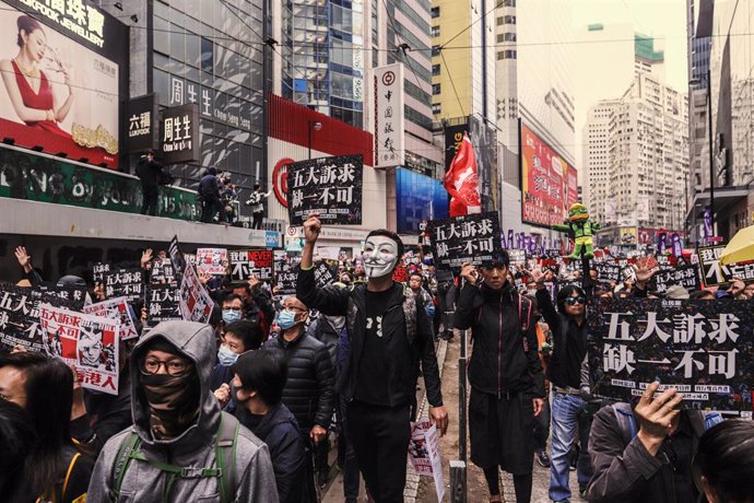 Archivo - 01 January 2020, China, Hong Kong: Protesters match with placards and banners during the pro-democracy New Year's Day march. Photo: Liau Chung-Ren/ZUMA Wire/dpa