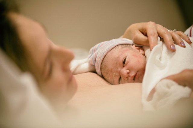 Archivo - Recién nacido abre los ojos por primera vez después del nacimiento.