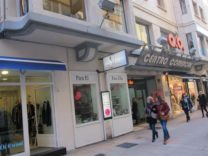 Archivo - Comercios en Santander. Archivo