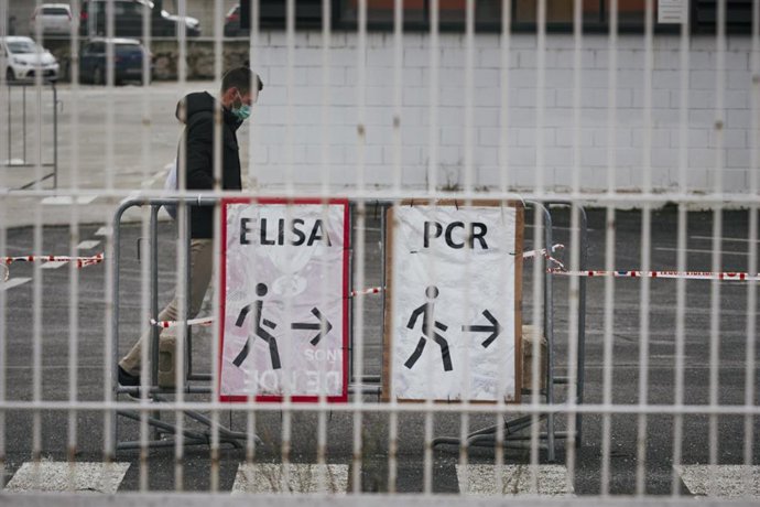 Archivo - Imagen de archivo de un hombre que acude a realizarse test de antígenos o PCR de detección del COVID-19 al Recinto ferial de Navarra (REFENA).