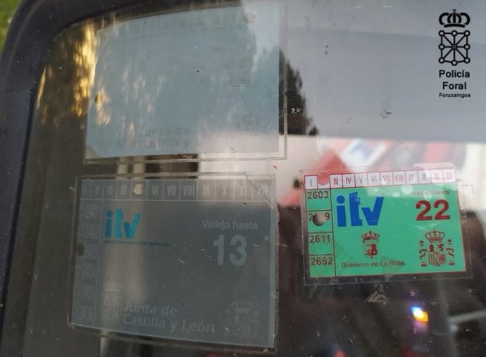 Policía Foral imputa a un camionero por poner una pegatina de la ITV sin haberla pasado