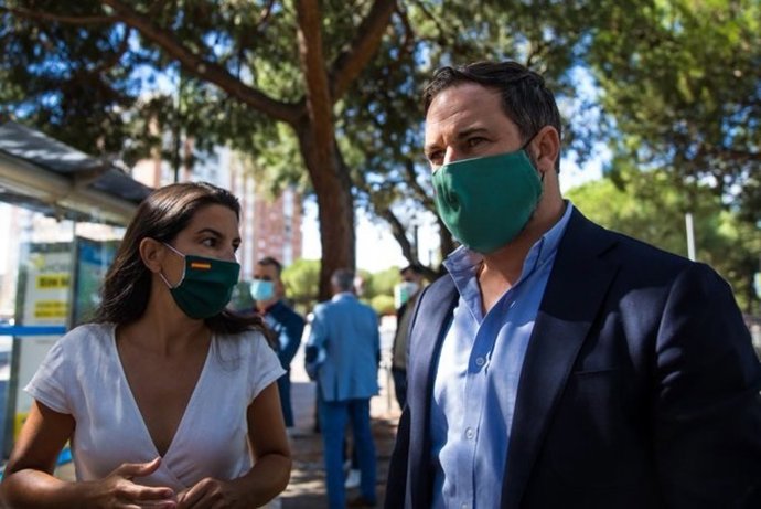 Archivo - El presidente de Vox, Santiago Abascal, y la presidenta de Vox Madrid y diputada autonómica, Rocío Monasterio