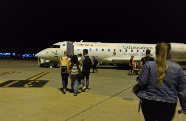 Archivo - Pasajeros toman el vuelo entre Sevilla y Almería en el Aeropuerto de San Pablo