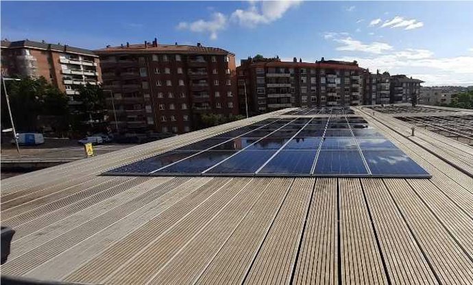 Archivo - Placas solares de FGC en las estaciones de Sant Andreu de la Barca, Sant Boi, UAB y Rubí.