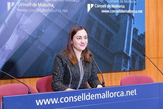 La portavoz de Ciudadanos en el Consell de Mallorca, Beatriz Camiña, durante una rueda de prensa.