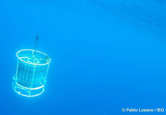 Roseta oceanográfica durante el muestreo en una de las estaciones.