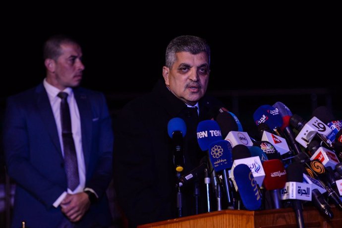 29 March 2021, Egypt, Suez: Egypt's Suez Canal Authority chief Osama Rabie (R) speaks during a press conference on the re-floatation of the Panama-flagged MV 'Ever Given', operated by the Evergreen Marine Corporation, and the resumption of the navigatio