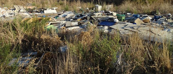 Punto negro de residuos y basura abandonada en el medio ambiente.