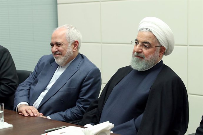 Archivo - El ministro de Exteriores de Irán, Mohamad Yavad Zarif (i), y el presidente de Irán, Hasán Rohani (d)