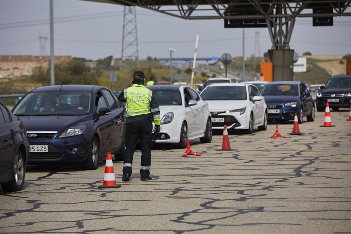 Un guardia civil de Tráfico da el alto durante un control en la carretera R5 km 20, en Madrid (España), a 26 de marzo de 2021. Un total de 4.818 efectivos de las Fuerzas y Cuerpos de Seguridad del Estado (FCSE) se desplegarán esta Semana Santa en la Com