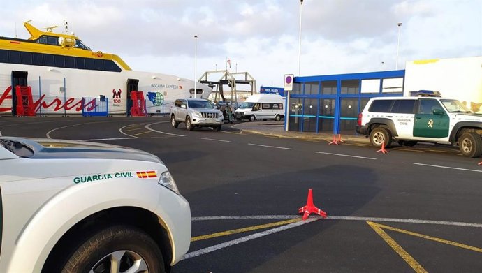 Coches de la Guardia Civil en un puerto de Fuerteventura