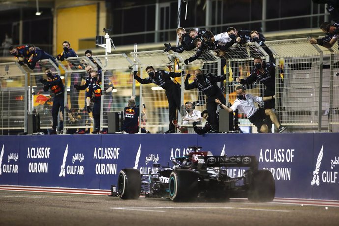 44 HAMILTON Lewis (gbr), Mercedes AMG F1 GP W12 E Performance, mechanic, celebration during Formula 1 Gulf Air Bahrain Grand Prix 2021 from March 26 to 28, 2021 on the Bahrain International Circuit, in Sakhir, Bahrain - Photo DPPI