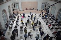 Diputados de ERC y CUP salen del pleno en la intervención de Vox y Junts y comuns exhiben carteles