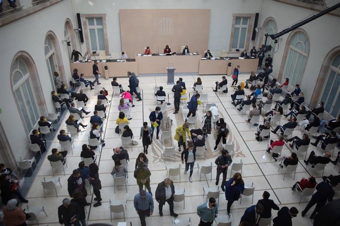 Los diputados de ERC, CUP abandonan el pleno de investidura de Pere Aragons (ERC) en el Parlament y Junts y comuns exhiben carteles antifascistas