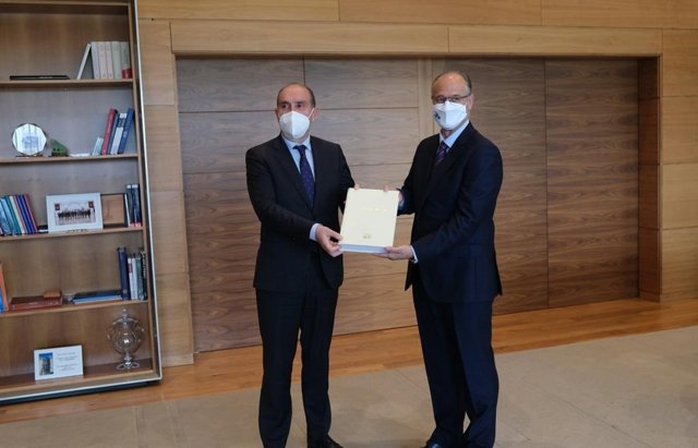 Tomás Quintana (izquierda) entrega el informe a Luis Fuentes (derecha).