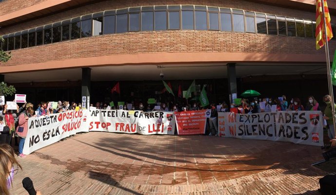 Concentración de técnicas interinas de P3 ante la Conselleria de Educación de la Generalitat, en Barcelona