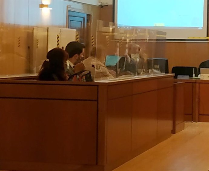 Los acusados y sus letrados en una de las sesiones celebradas en la Audiencia de Valladolid.