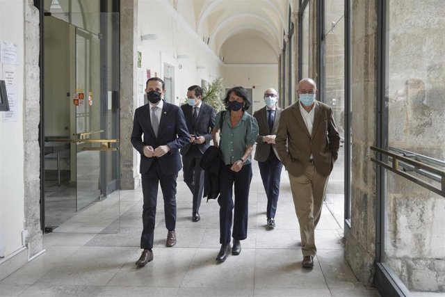 En primer término y de izquierda a derecha: Conrado Íscar, Elisa Delibes y Francisco Igea.