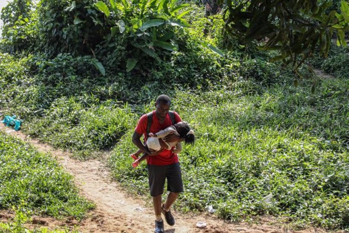Un hombre migra hacia Estados Unidos a través de la selva de Darién, entre Colombia y Panamá.
