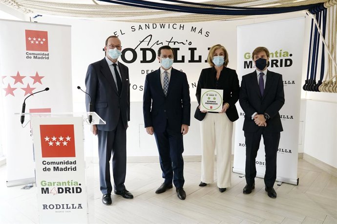 El consejero de Hacienda y Función Pública, Javier Fernández-Lasquetty, entreg el sello GarantíaMadrid a la cadena Rodilla