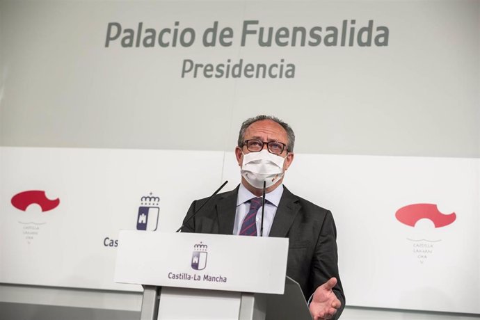 El consejero de Hacienda y Administraciones Públicas, Juan Alfonso Ruiz Molina, en rueda de prensa.