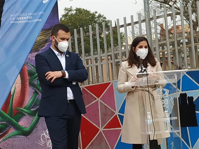 La portavoz de la Junta de Extremadura, Isabel Gil Rosiña, y el alcalde de Cáceres, Luis Salaya