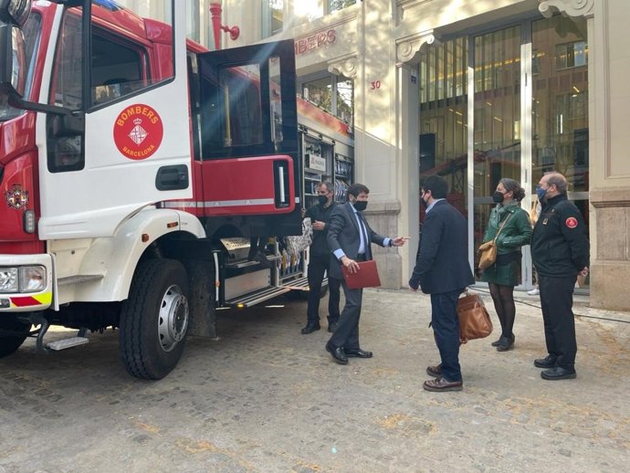 El teniente de alcalde, Albert Batlle, durante la presentación de los nuevos vehículos de los Bombers de Barcelona.