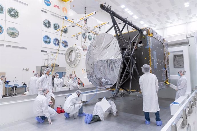 Ingenieros supervisan la llegada del chasis de la nave Psyche al JPL