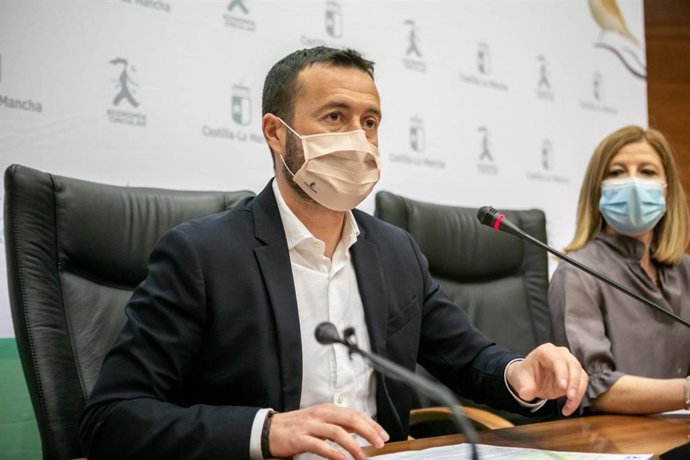 El consejero de Desarrollo Sostenible, José Luis Escudero, presenta la convocatoria del Premio de Medio Ambiente de Castilla-La Mancha.