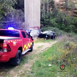 Bomberos del Consorcio de Málaga en Ronda asisten al conductor de un vehículo precipitado por un puente