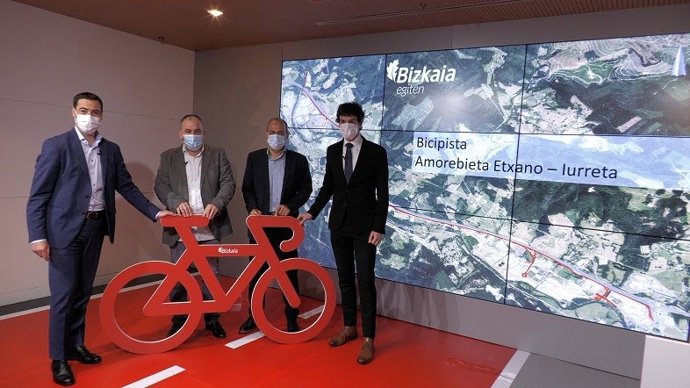 El diputado general de Bizkaia, Unai Rementeria, junto al diputado de Infraestructuras, Imanol Pradales, el alcalde de Amorebieta-Etxano, Andoni Agirrebeitia, y alcalde de Iurreta, Iñaki Totorikaguena.